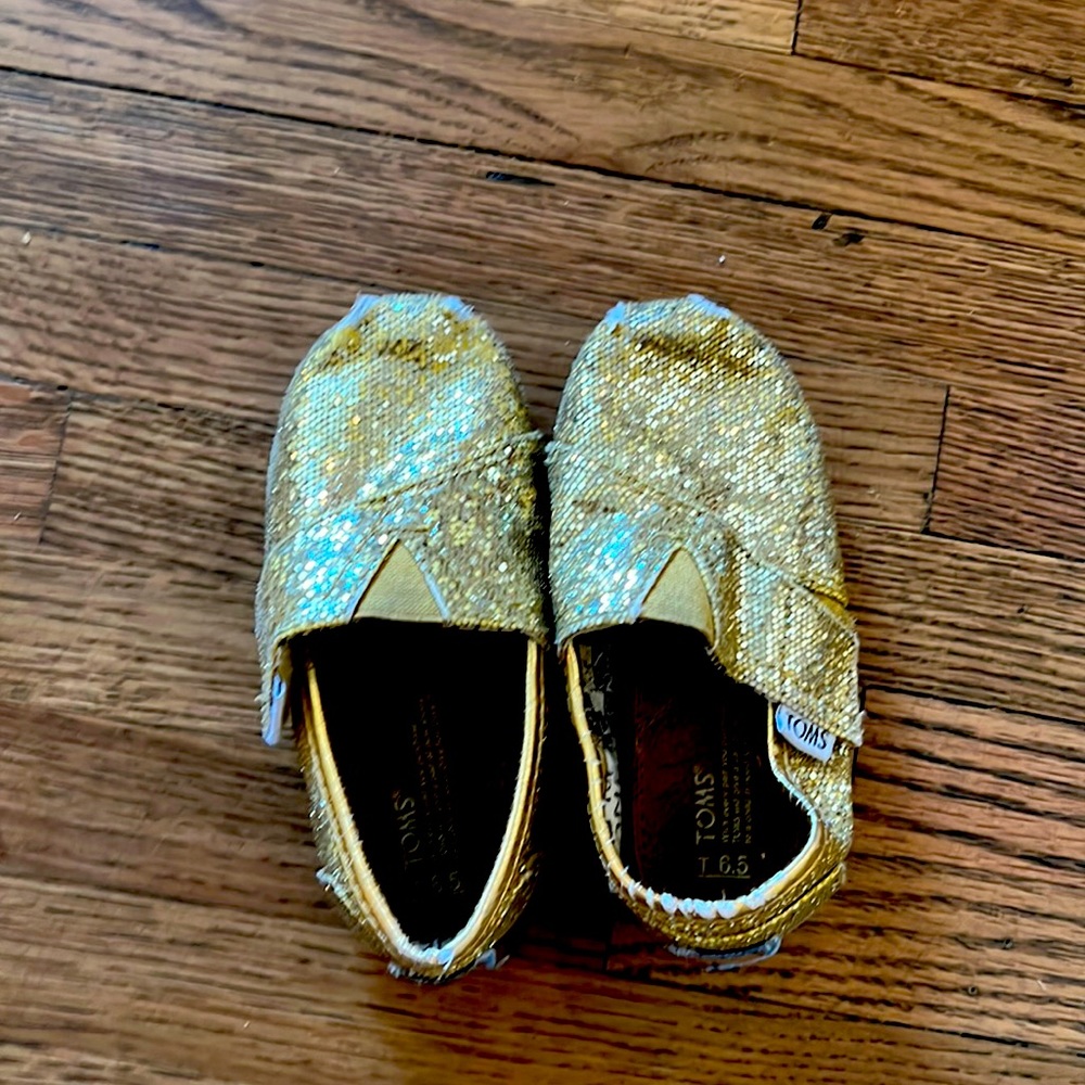 Toddler Toms brand gold glitter shoes 6.5
